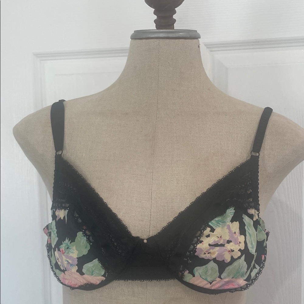 Vintage Victoria’s Secret gold label Floral Lace Black Bra 34C